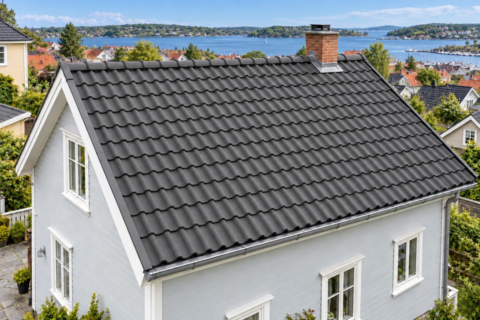 Illustrasjon av huset med ny takstein og nye beslag